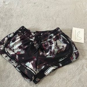 Lululemon white plum blue sz 4 hottie hot shorts 2.5 inch inseam liner intact